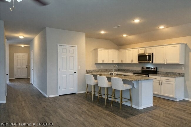 Building Photo - 8125 Dogwood Dr