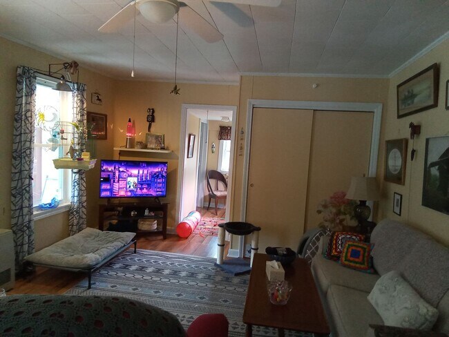 Building Photo - Cute Cottage overlooking Downtown Lansing - Walk to Stores, Park & Creek!