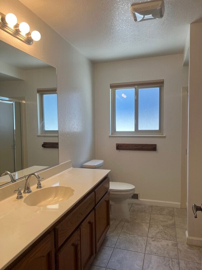 Building Photo - 142 Hillview Dr