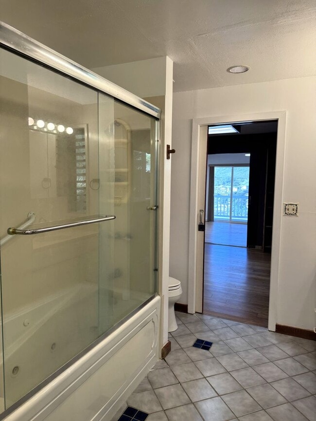 Building Photo - Aina Haina - Renovated 4 bedroom, 2 bath single family home