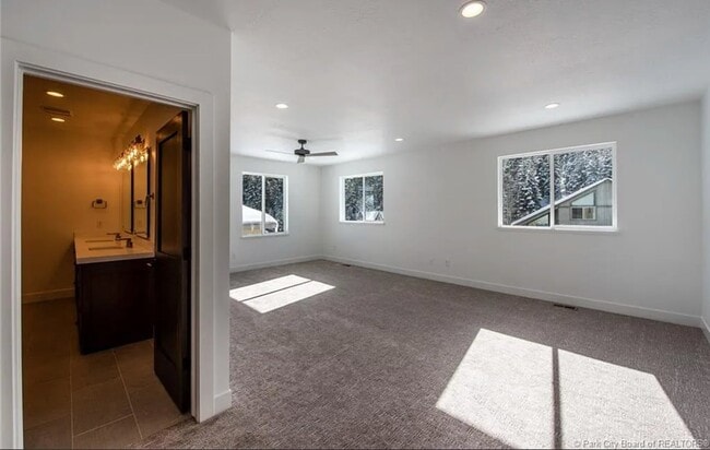 Building Photo - 570 Aspen Dr