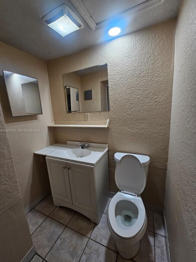 Building Photo - 2990 SW 15th Ave