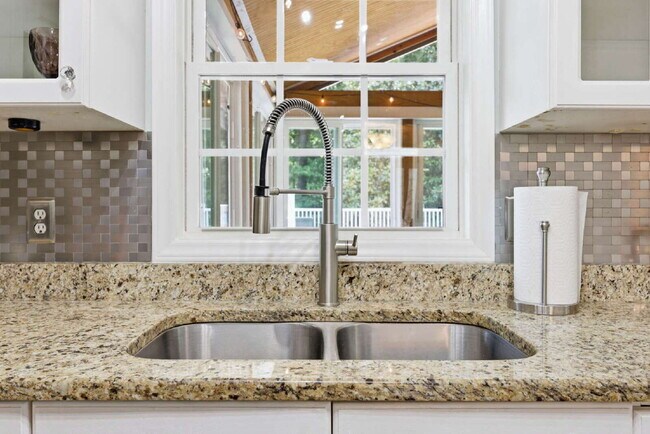 Building Photo - Three-Bedroom Home with Pool in Garner