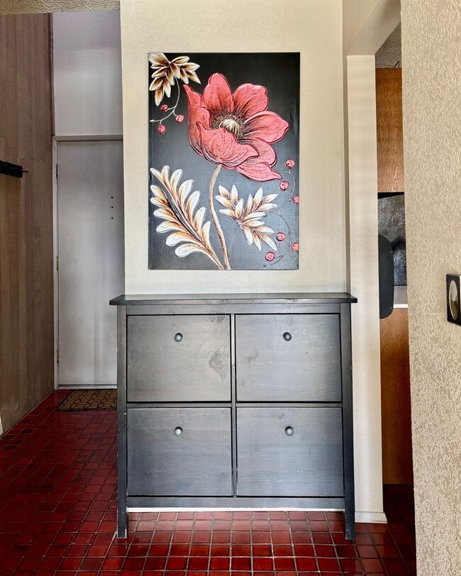 Building Photo - 2 Bed / 1.5 60-01 Redmond Townhouse $2,695/mo