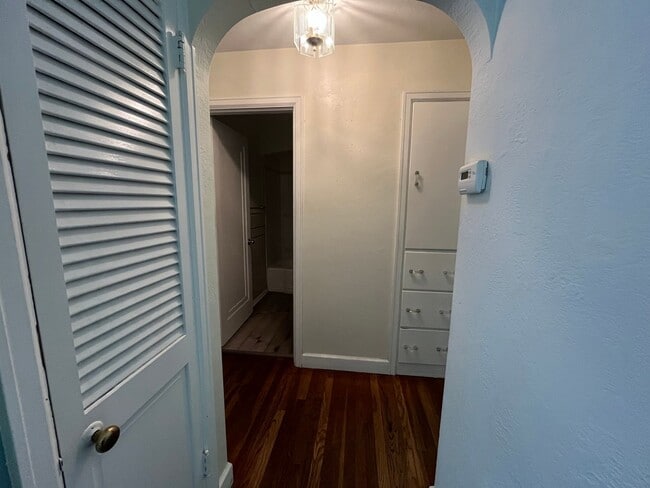 Building Photo - Two bedroom on quiet Dead-End street in Alton