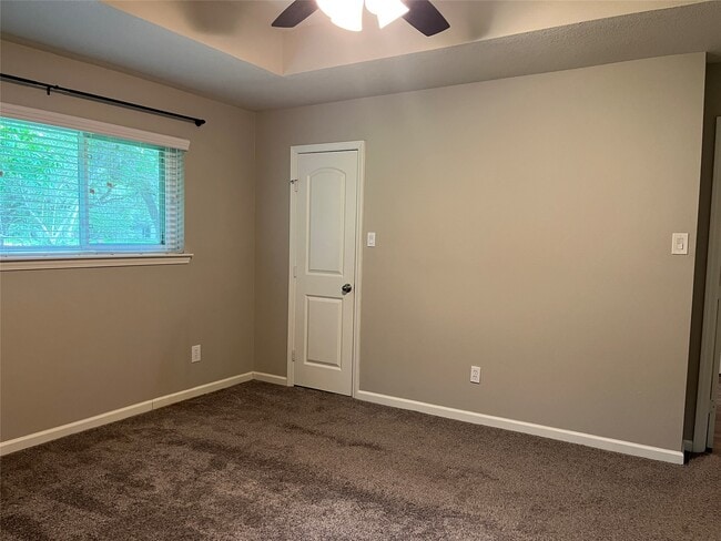 Building Photo - 304 S Shadowbend Dr