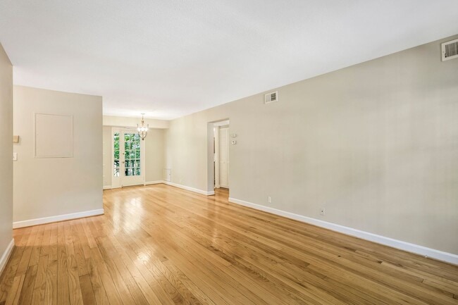 Building Photo - Fairlington 2 BR Condo for Rent!
