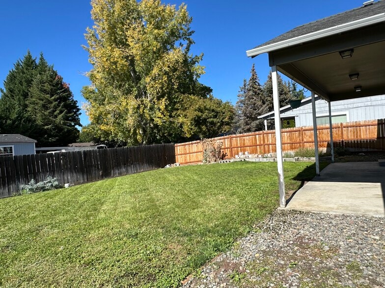 Building Photo - 818 Solano Cir