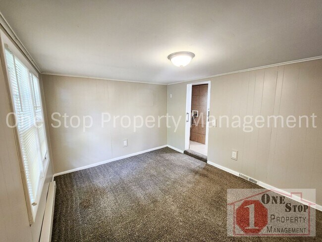 Building Photo - Come See this Charming 2-bedroom, 1-bath H...