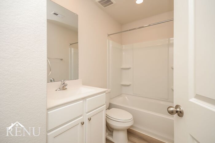 Building Photo - 10446 Sweetwater Creek Dr