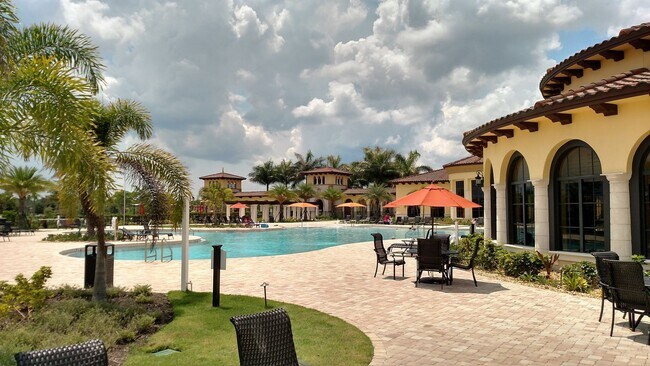 Building Photo - Impressive Annual Unfurnished 3 Bedroom, 2...