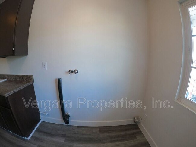 Building Photo - 1083 E 7th St