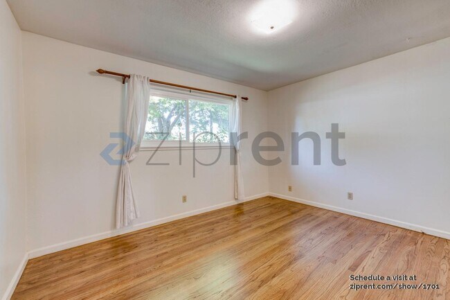 Building Photo - 950 Pecan Pl