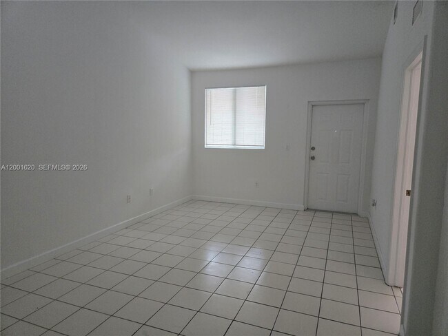 Building Photo - 2731 SE 17th Ave