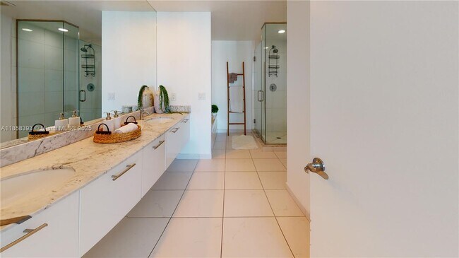 Building Photo - 500 Brickell Ave