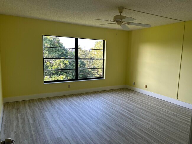 Building Photo - 300 N Hwy A1A