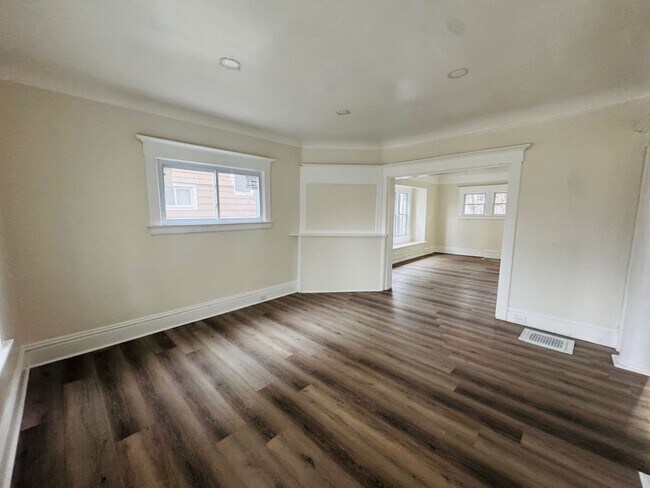 Building Photo - Charming 4-Bedroom Property in Prime Location