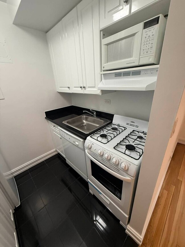 Building Photo - 305 W 13th St