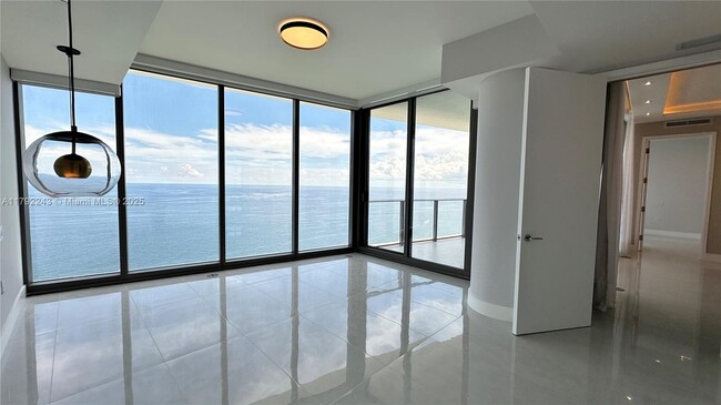 Building Photo - 15701 Collins Ave