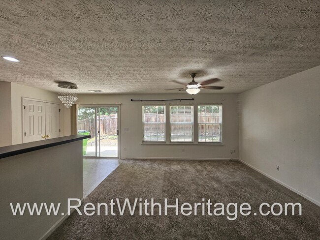 Building Photo - Gorgeous 5 bedroom, 2.5 bath / Attention t...