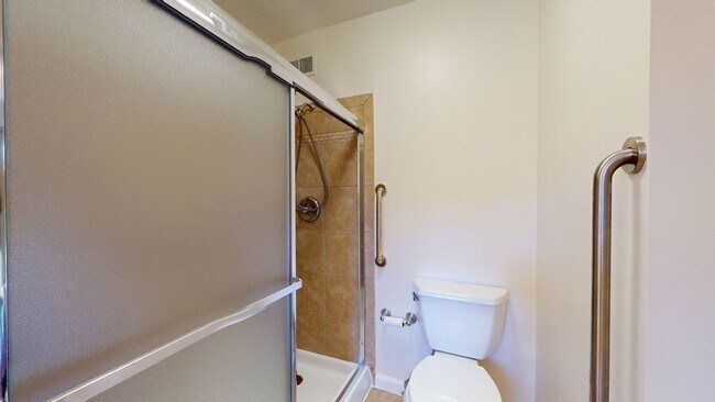 Building Photo - Updated 3 bedroom home, backyard, washer/d...
