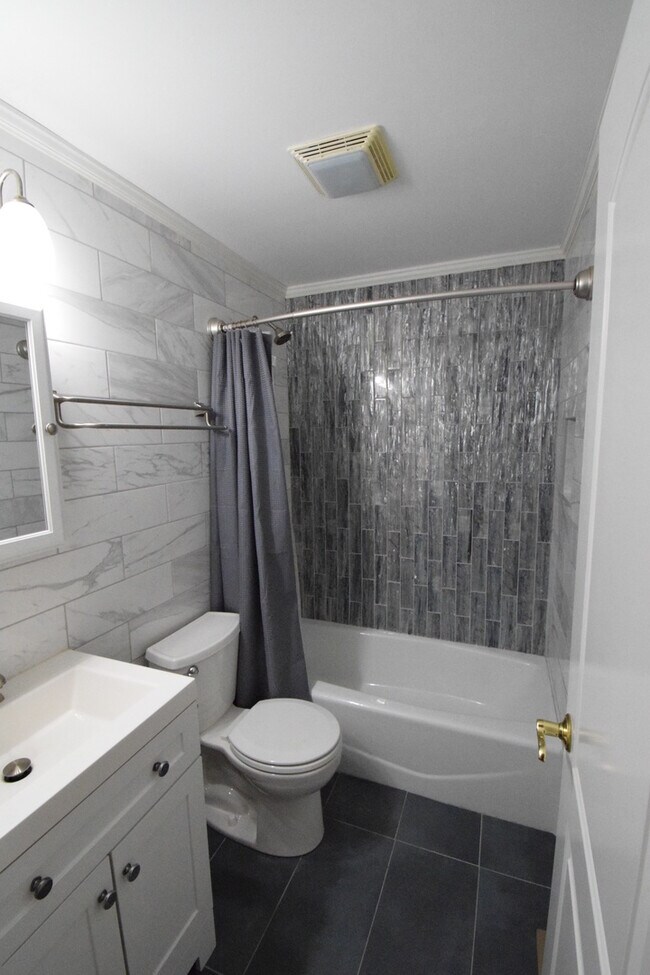 Building Photo - 477 W Spring St