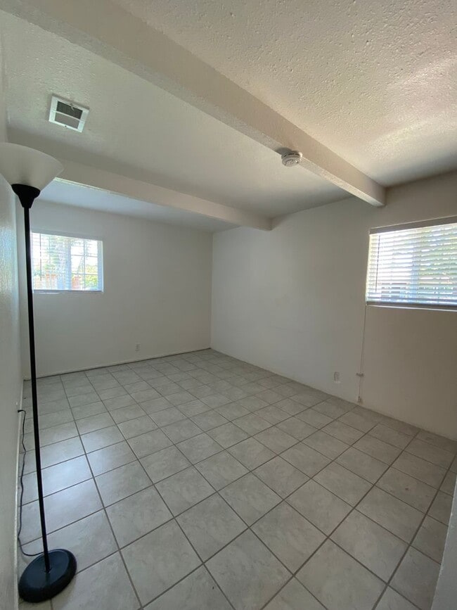 Building Photo - Nice 3 bedroom 1 bath with office Walking ...