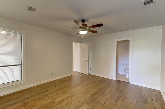 Building Photo - Beautiful 3 BR/2 BA home available in the ...
