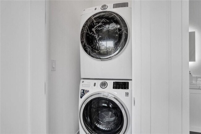 Building Photo - 1211 SE 1st St