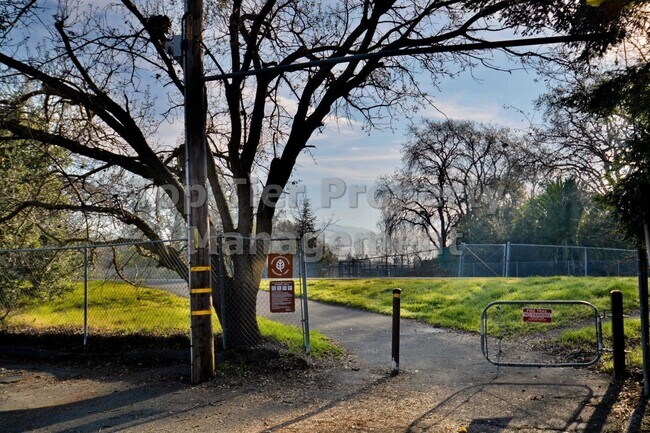Building Photo - Beautiful 3 Bd/2.5 Ba/1697 sf Walnut Creek townhouse in desirable neighborhood! Available April 1st!