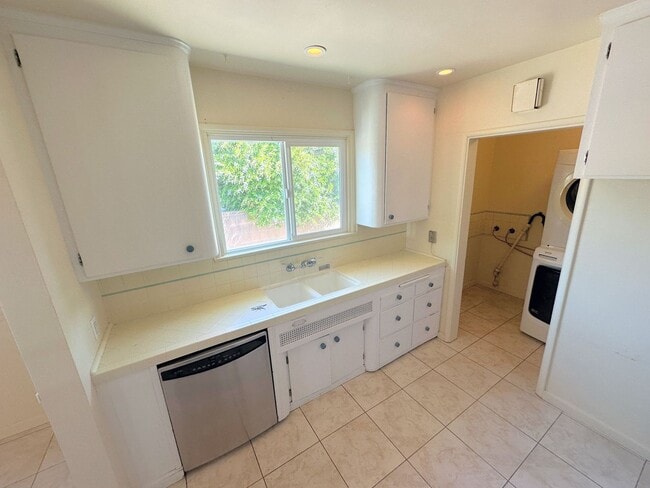 Building Photo - Peaceful Living in Mar Vista Home w/ Spacious Backyard!