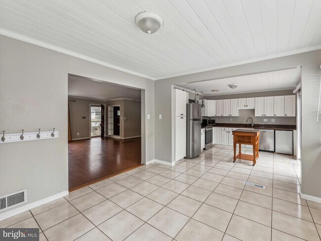 Building Photo - 3503 Maple Ct