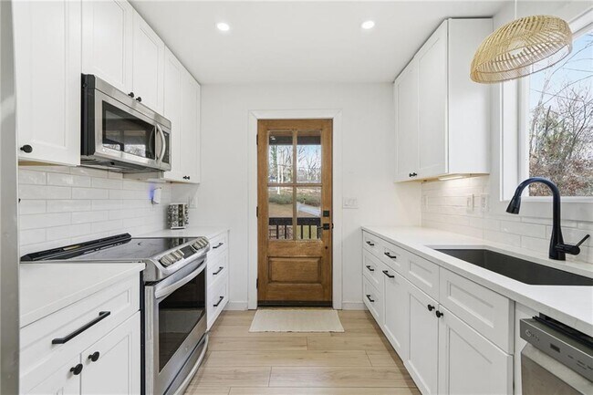 Building Photo - 2130 Cove Trail