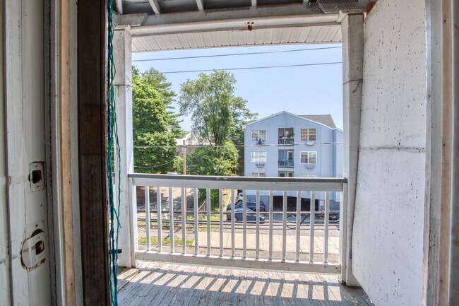 Building Photo - OVERSIZED 3 bedroom 1 bathroom Apartment
