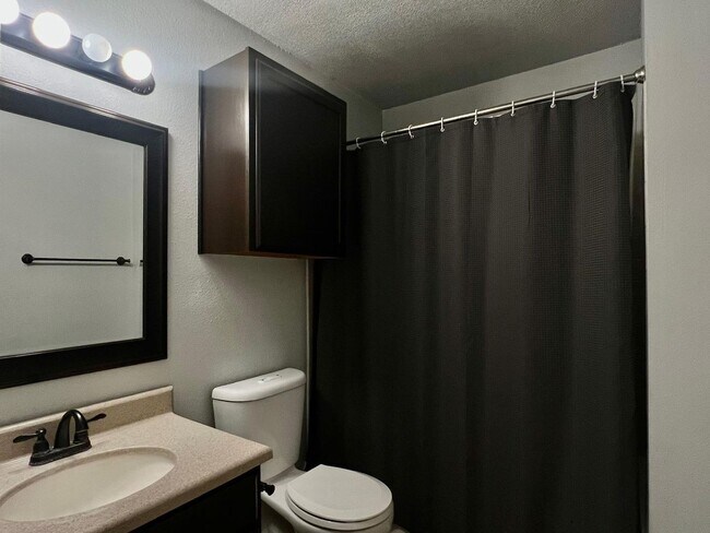 Building Photo - Charming Rental with Amazing Back Patio!