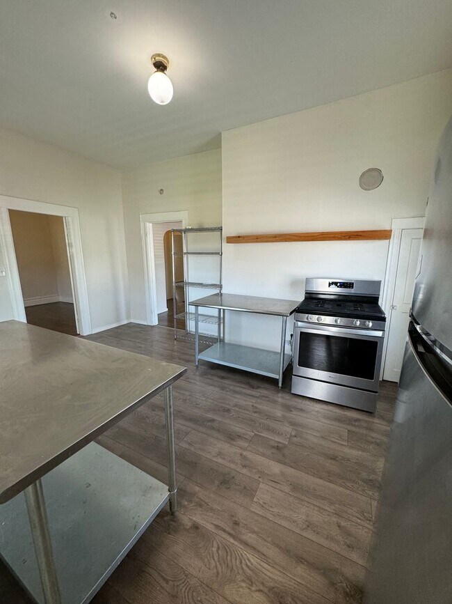 Building Photo - Remodeled 2bed/2bath HOME IN MIDTOWN! CENT...