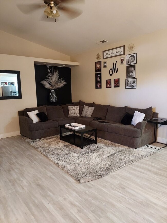 Building Photo - Four bedroom w/ Studio