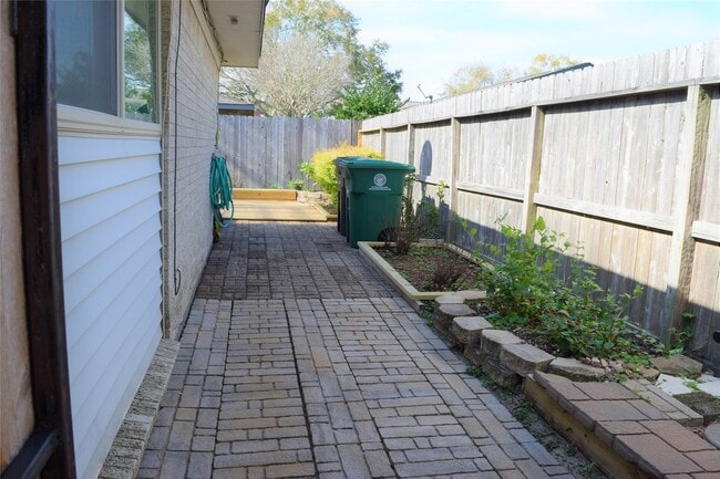 Building Photo - 1505 Silverpines Rd
