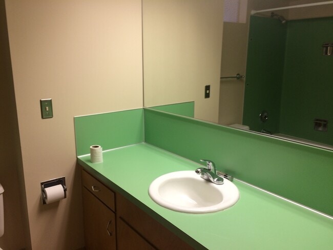 Building Photo - Large Lot With Tons of Privacy