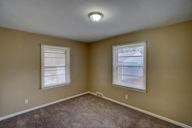 Building Photo - 713 St Clair St