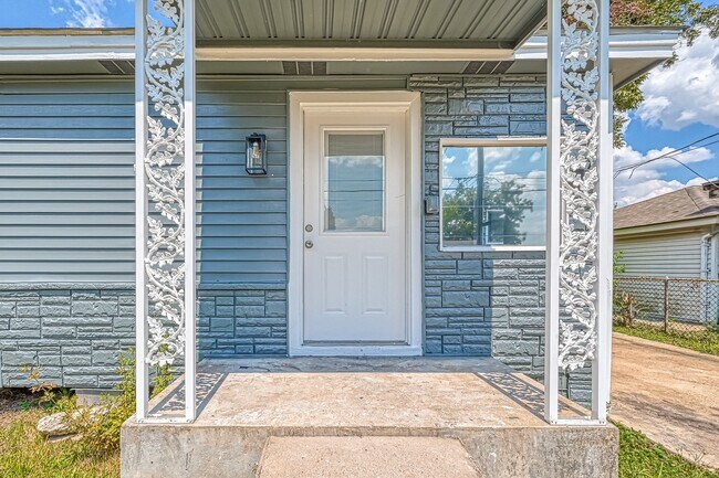 Building Photo - 6715 Victoria St