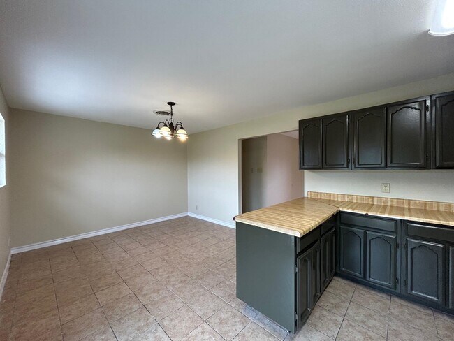 Building Photo - 1006 Laurel Dr