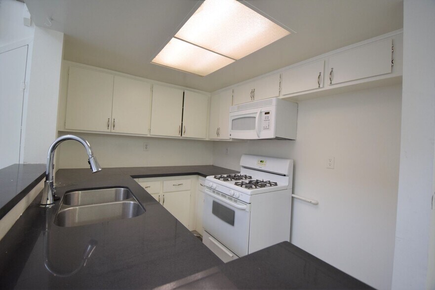 Building Photo - 6401 Riverton Ave