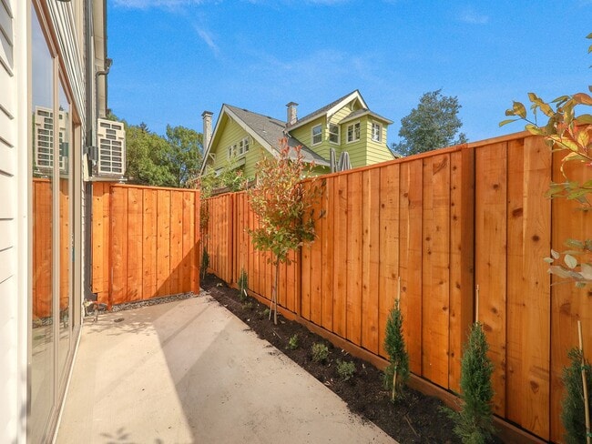 Building Photo - Stunning Townhome-Style Unit with Washer/D...