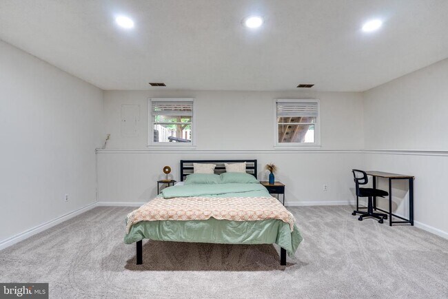Building Photo - 3700 Roxbury Ln