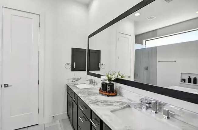 Building Photo - 2830 Clay St