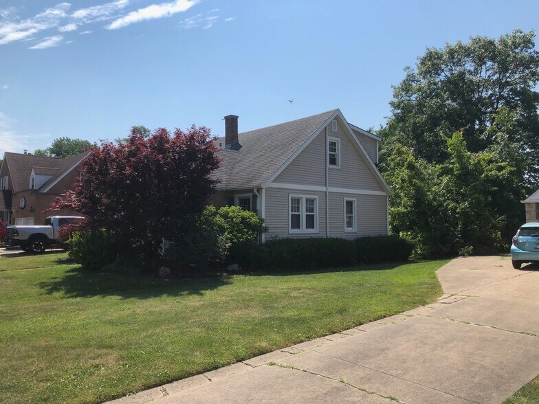 Side view - 1571 Whitcomb Ave