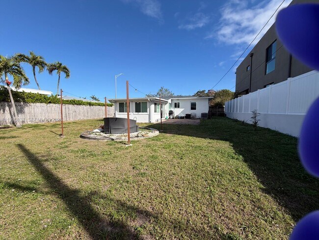 Building Photo - 1531 NE 15th Ave