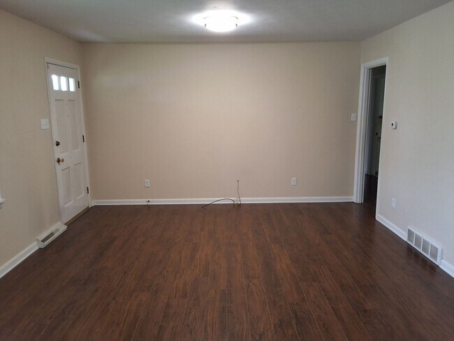 Building Photo - Beautiful 3 Bed, 2 Bath with walk out fini...