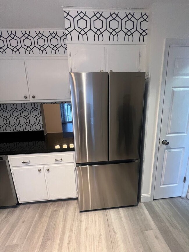 Building Photo - Now Available Spacious 3 Bedroom, 1.5 Bath Home